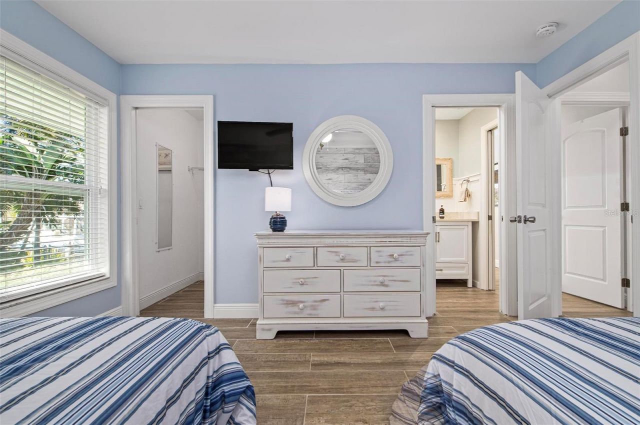 607 North Point Drive, Holmes Beach, FL 34217 Photo