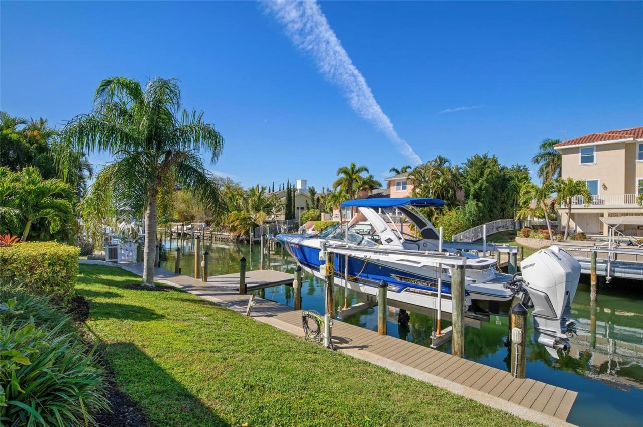 607 North Point Drive, Holmes Beach, FL 34217 Photo