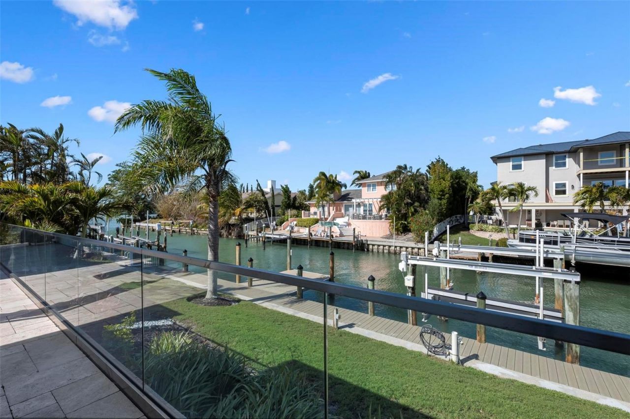 607 North Point Drive, Holmes Beach, FL 34217 Photo