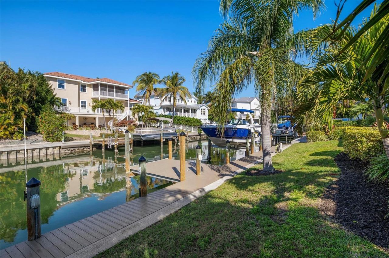 607 North Point Drive, Holmes Beach, FL 34217 Photo