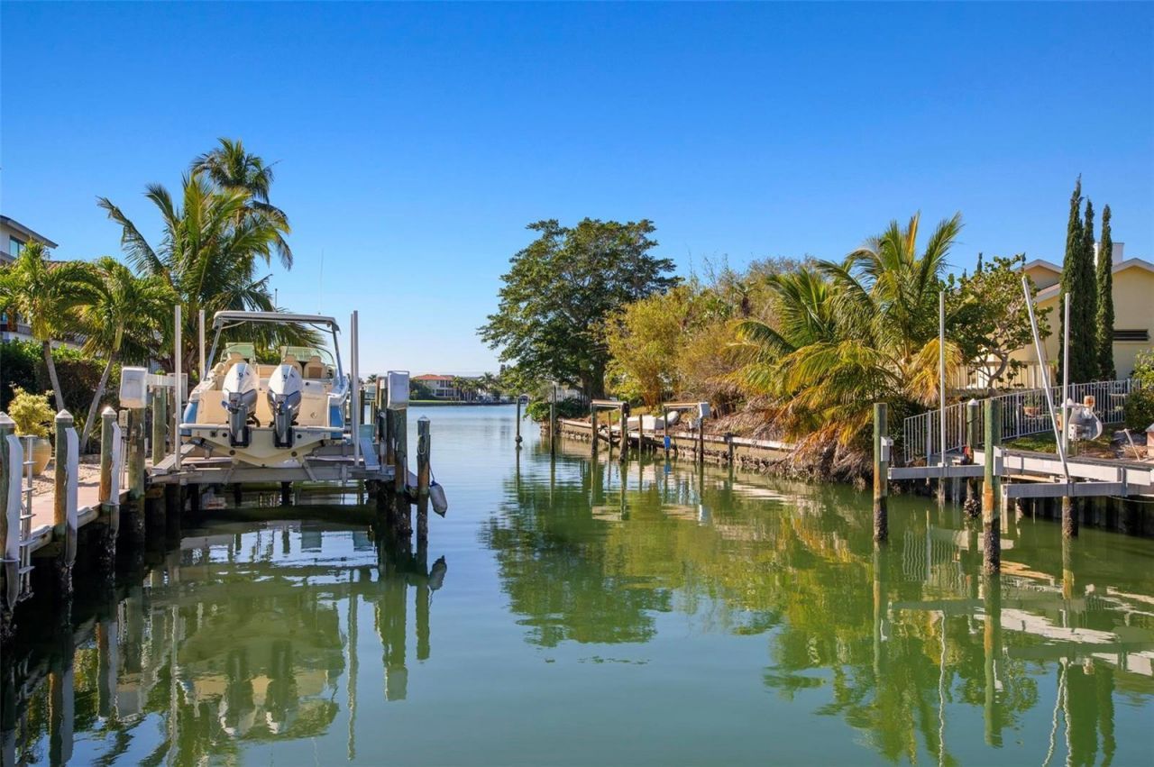 607 North Point Drive, Holmes Beach, FL 34217 Photo