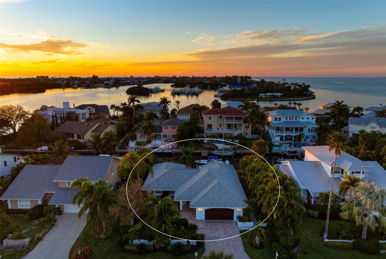 607 North Point Drive, Holmes Beach, FL 34217 Photo