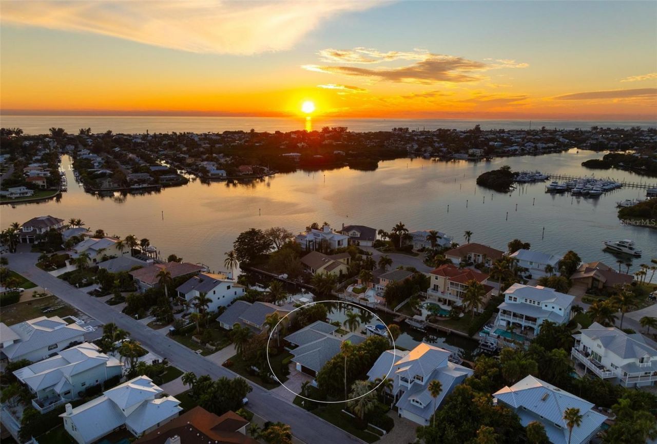 607 North Point Drive, Holmes Beach, FL 34217 Photo