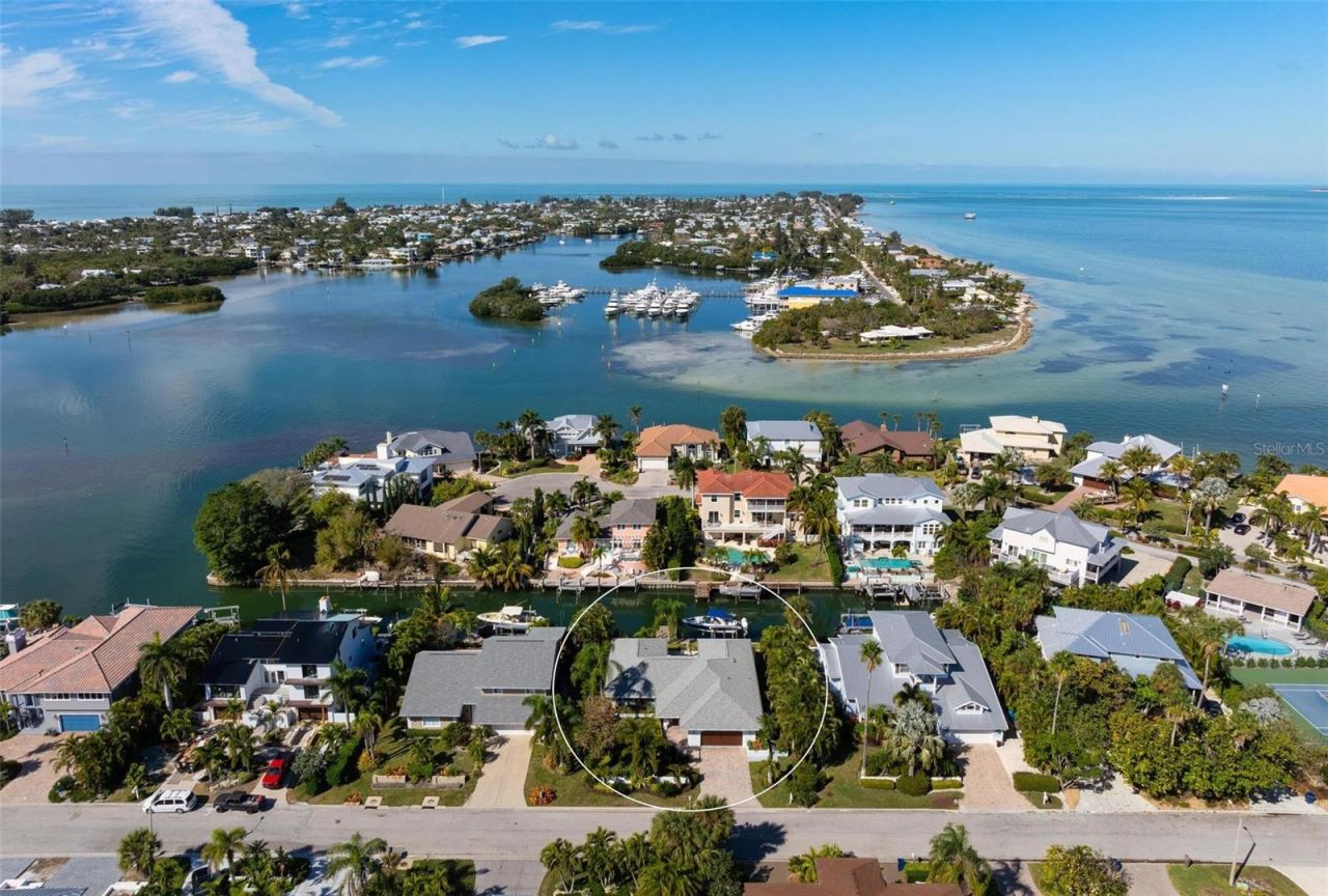 607 North Point Drive, Holmes Beach, FL 34217 Photo