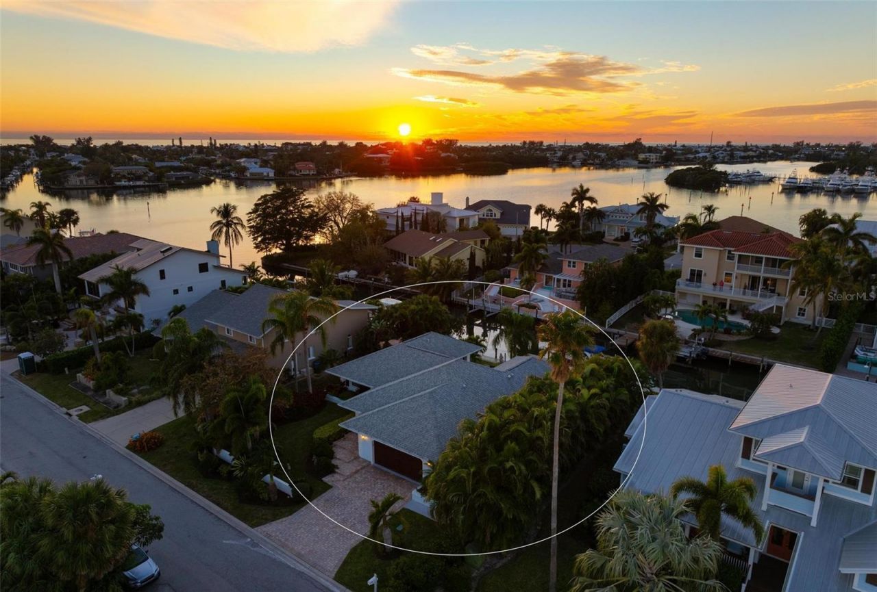 607 North Point Drive, Holmes Beach, FL 34217 Photo