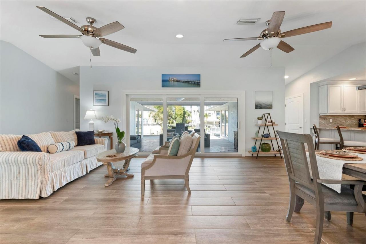 607 North Point Drive, Holmes Beach, FL 34217 Photo