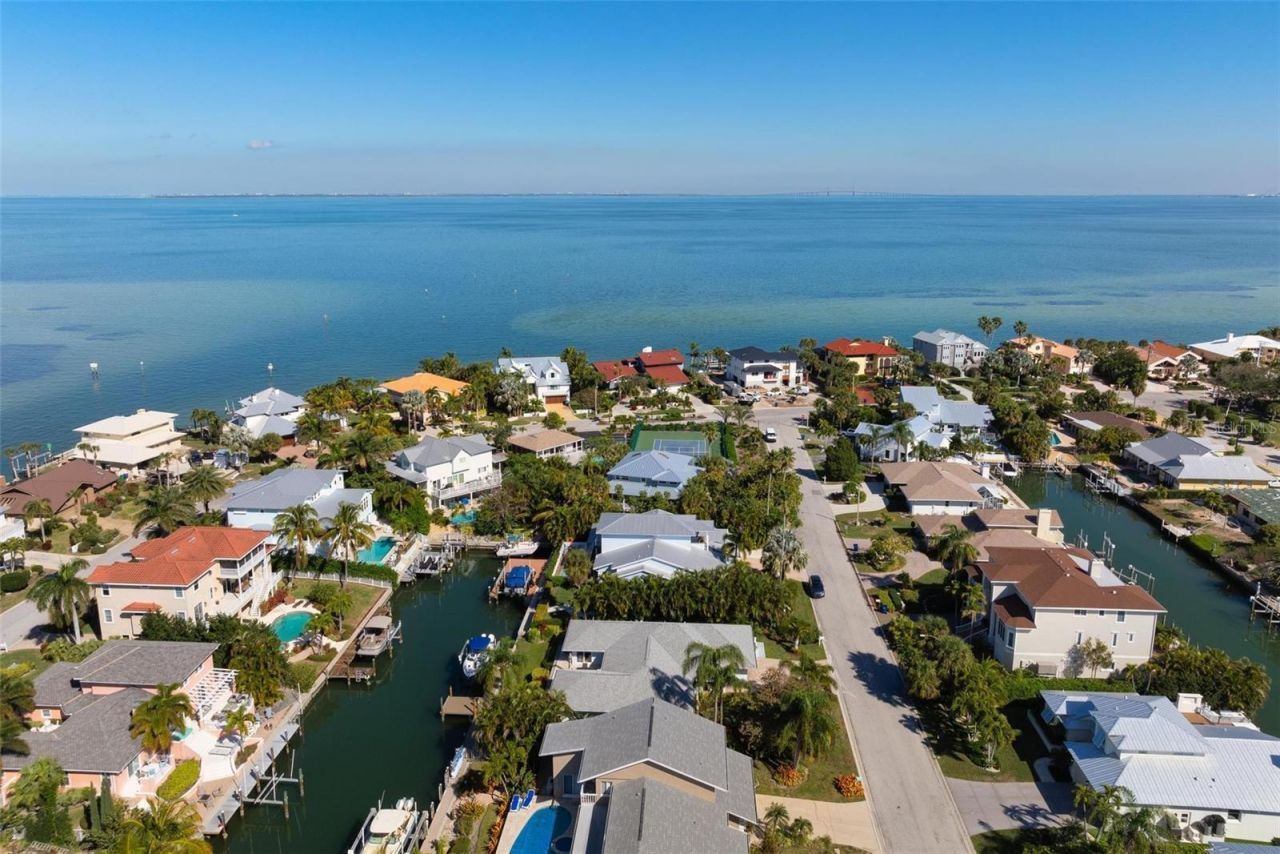 607 North Point Drive, Holmes Beach, FL 34217 Photo