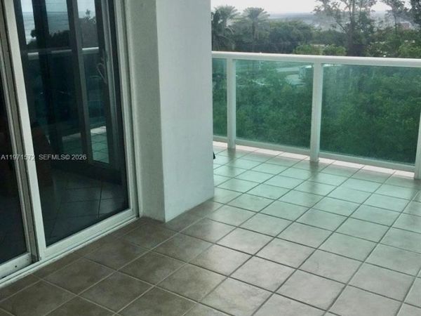 100 Bayview Dr , Unit 516, Sunny Isles Beach, FL 33160