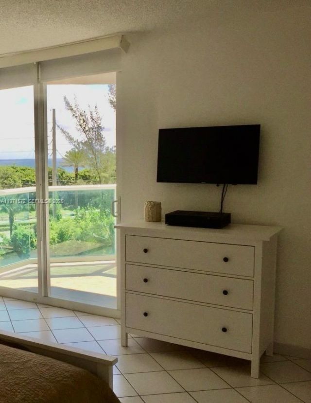 100 Bayview Dr , Unit 516, Sunny Isles Beach, FL 33160 Photo