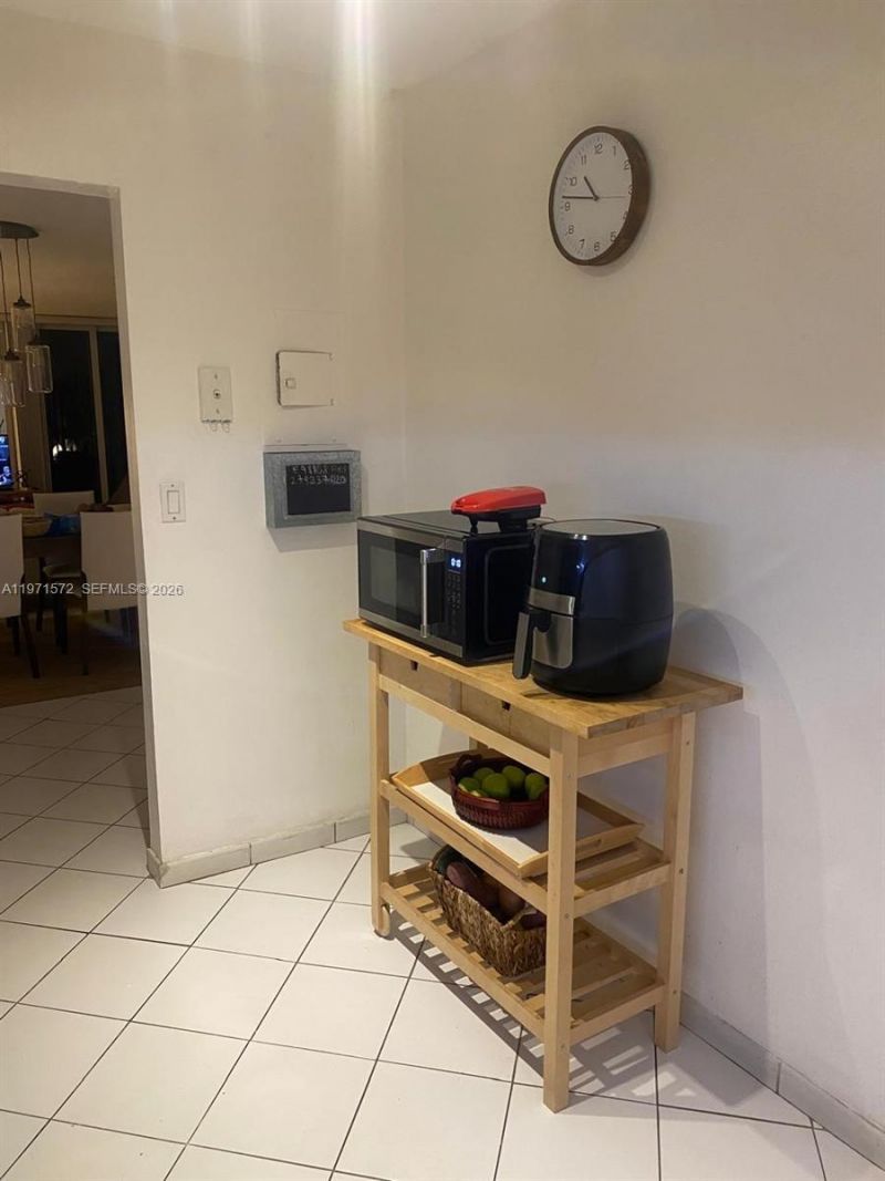 100 Bayview Dr , Unit 516, Sunny Isles Beach, FL 33160 Photo