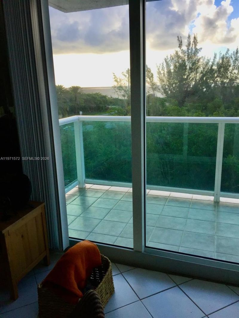 100 Bayview Dr , Unit 516, Sunny Isles Beach, FL 33160 Photo