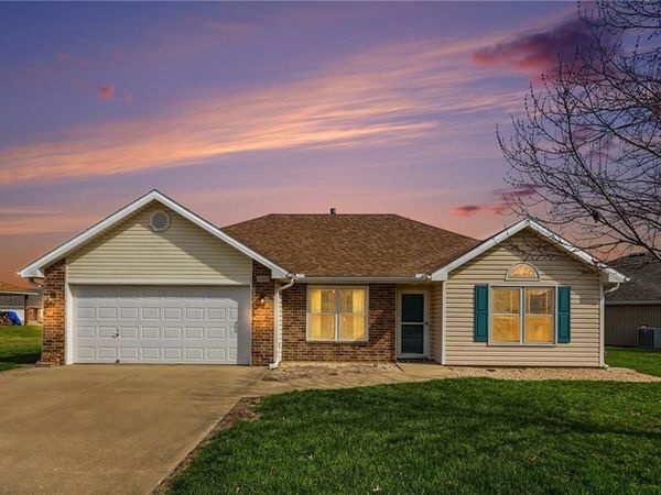 448 Laura Lane, Grain Valley, MO 64029
