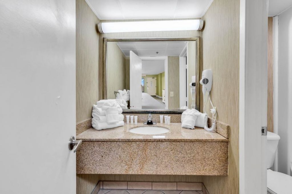 3000 N Ocean Blvd.  Photo 21