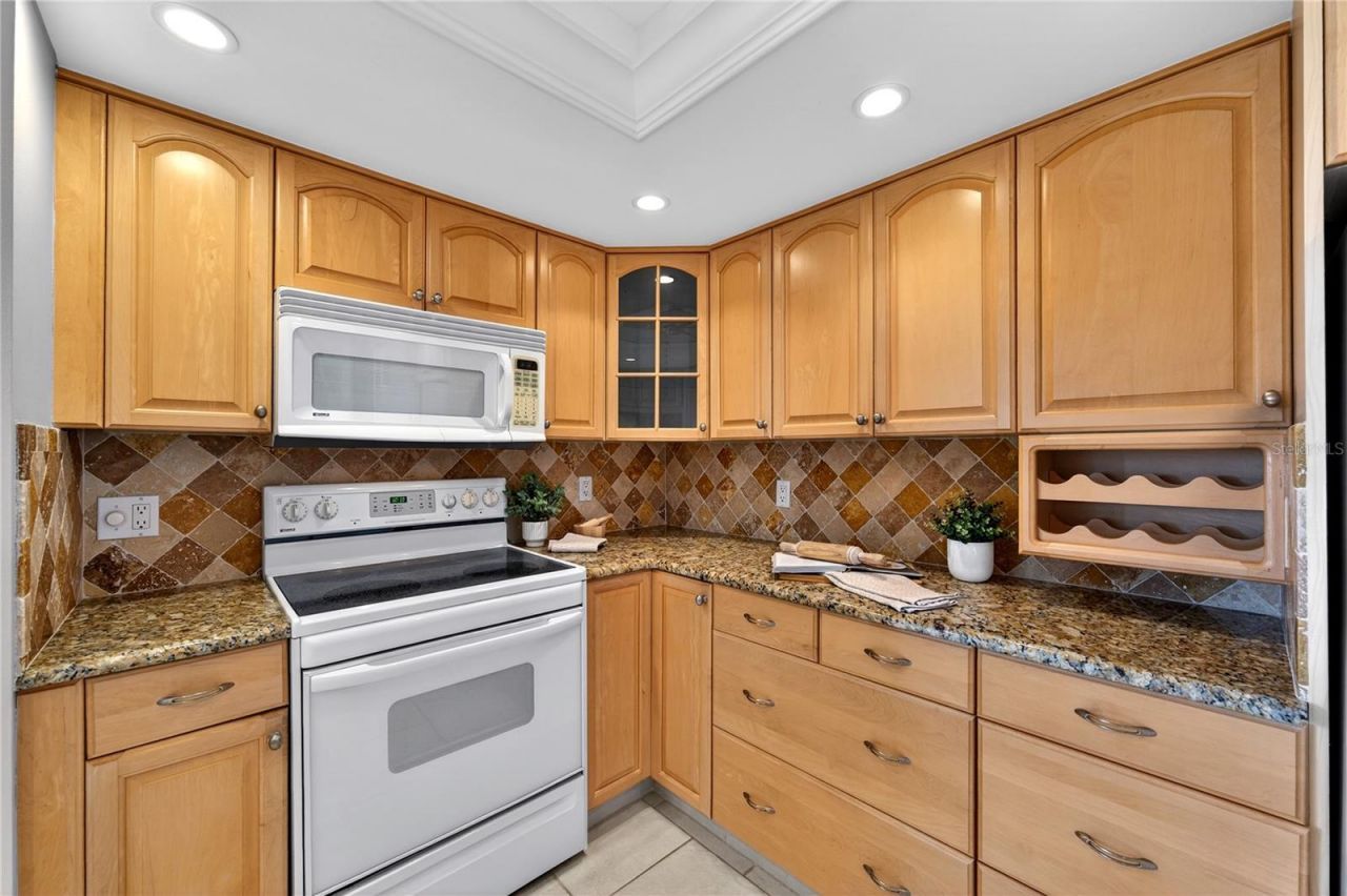 5950 Pelican Bay Plaza S, Unit 2E, Gulfport, FL 33707 Photo