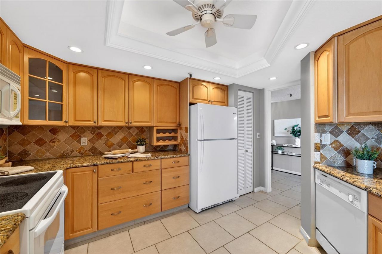 5950 Pelican Bay Plaza S, Unit 2E, Gulfport, FL 33707 Photo