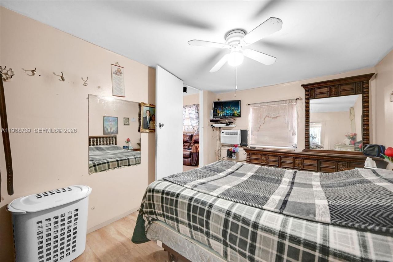 811 NW 24th Ct , Miami, FL 33125 Photo