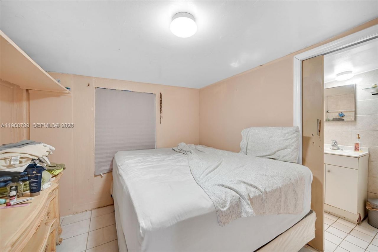 811 NW 24th Ct , Miami, FL 33125 Photo