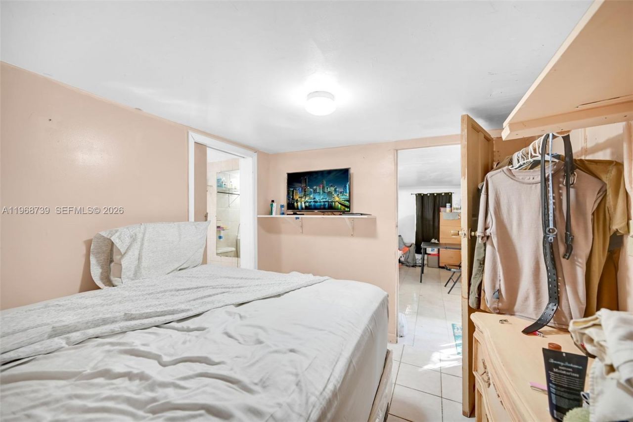 811 NW 24th Ct , Miami, FL 33125 Photo