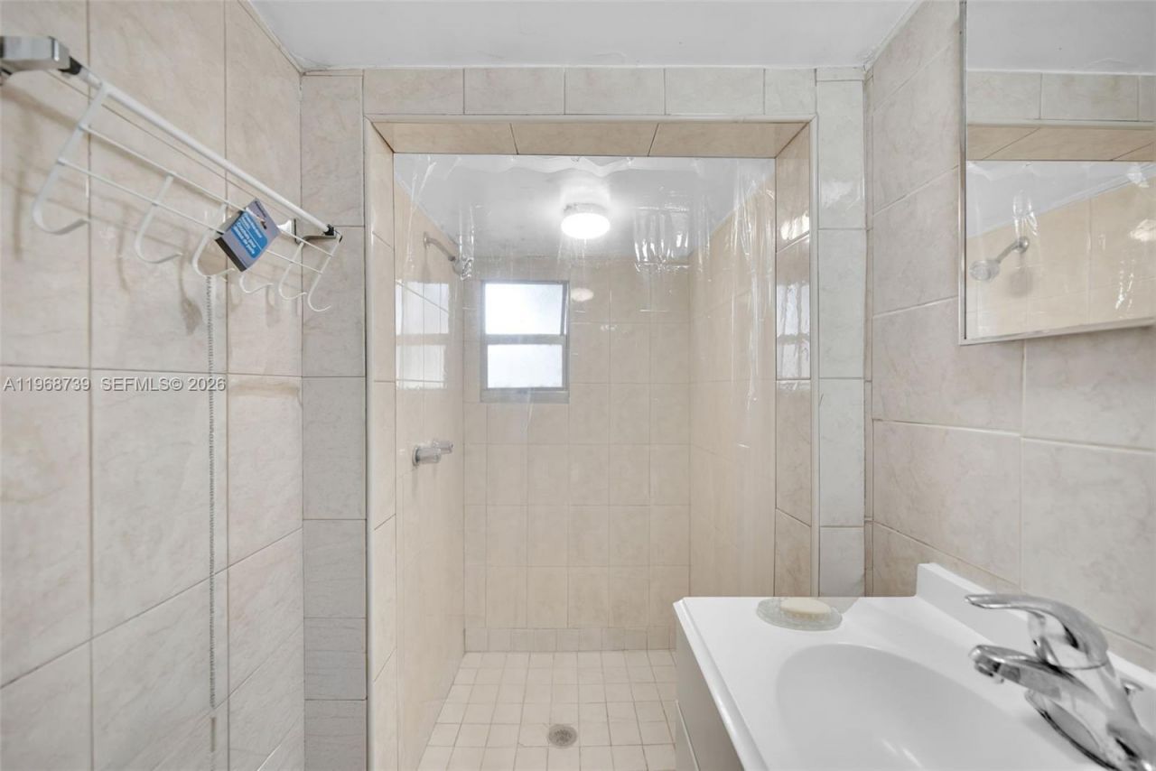 811 NW 24th Ct , Miami, FL 33125 Photo