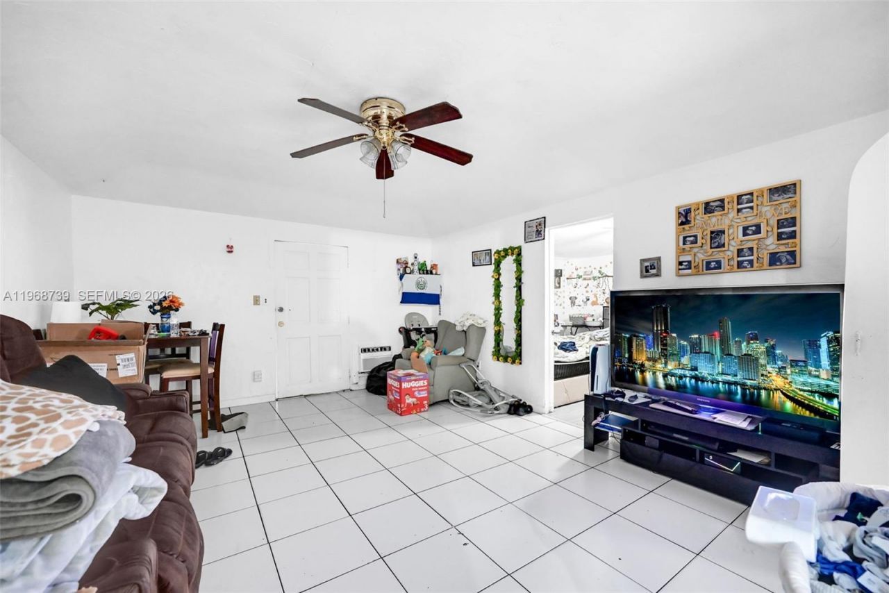 811 NW 24th Ct , Miami, FL 33125 Photo