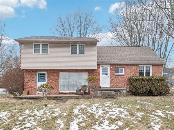 1043 Van Velsor Dr, Bakerstown, PA 15007