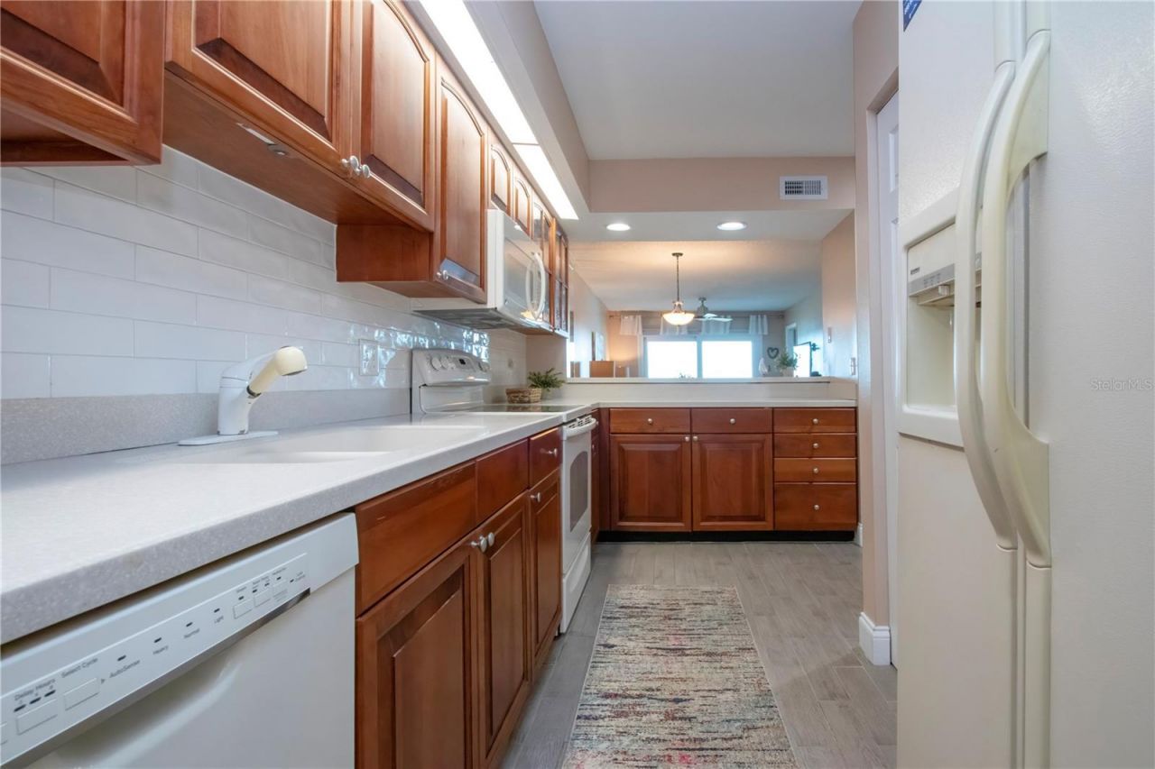 802 Bahia Del Sol Drive, Unit 6, Ruskin, FL 33570 Photo