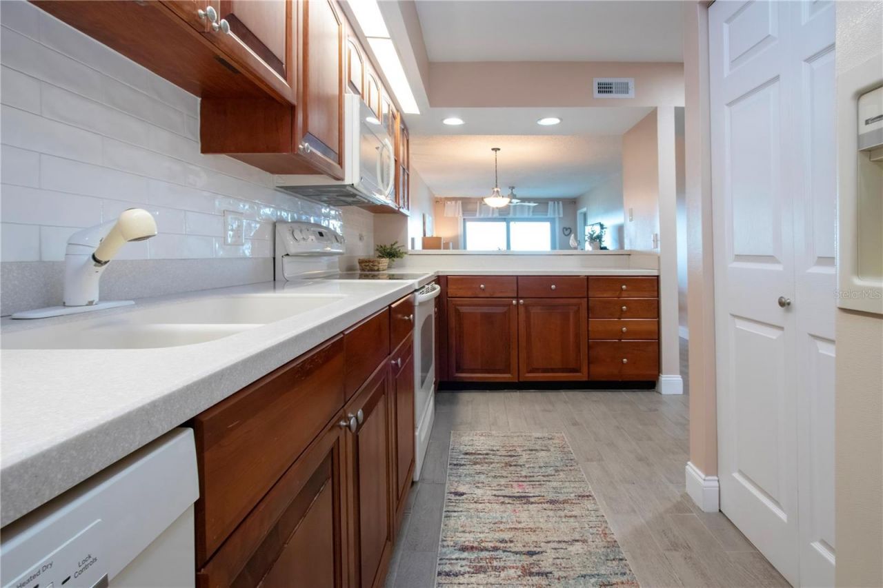 802 Bahia Del Sol Drive, Unit 6, Ruskin, FL 33570 Photo