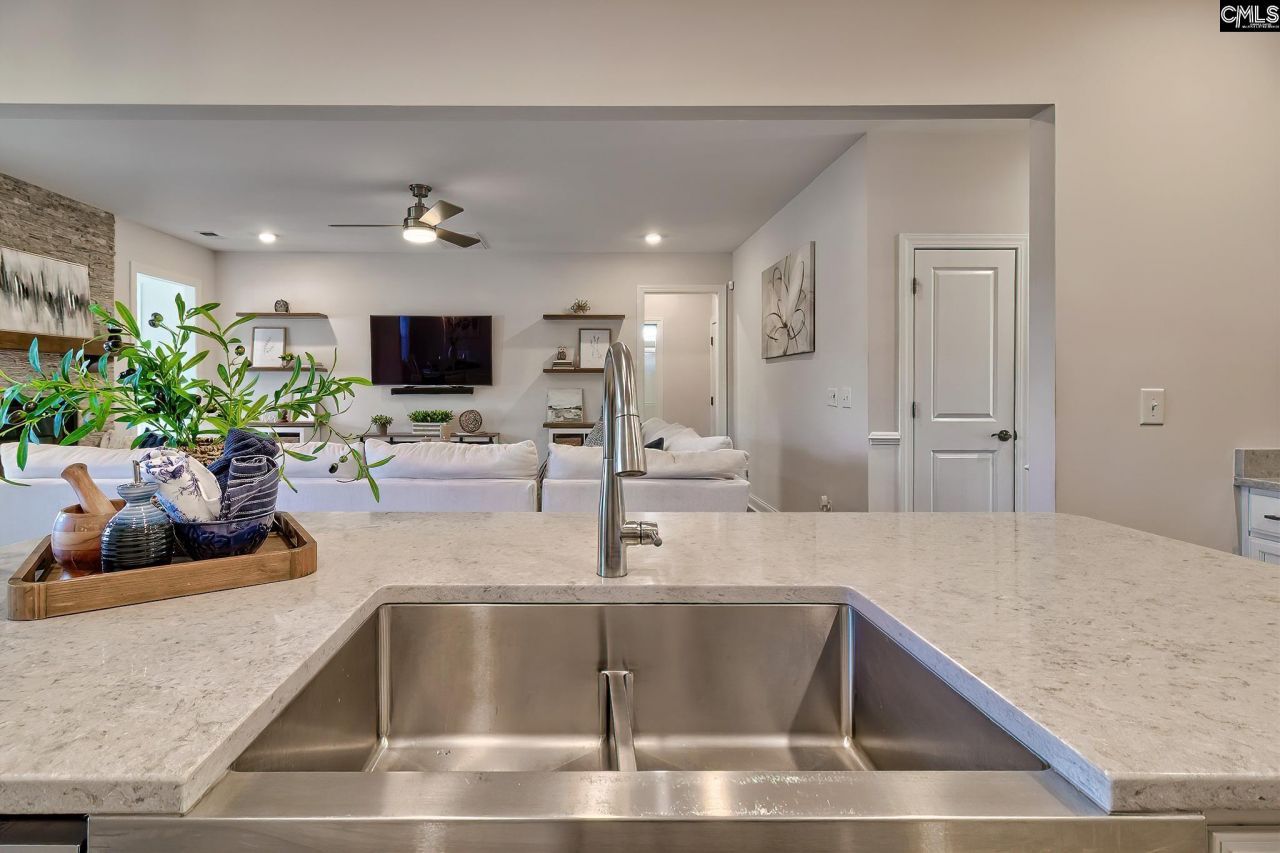 405 Litchfield Lane Photo 16