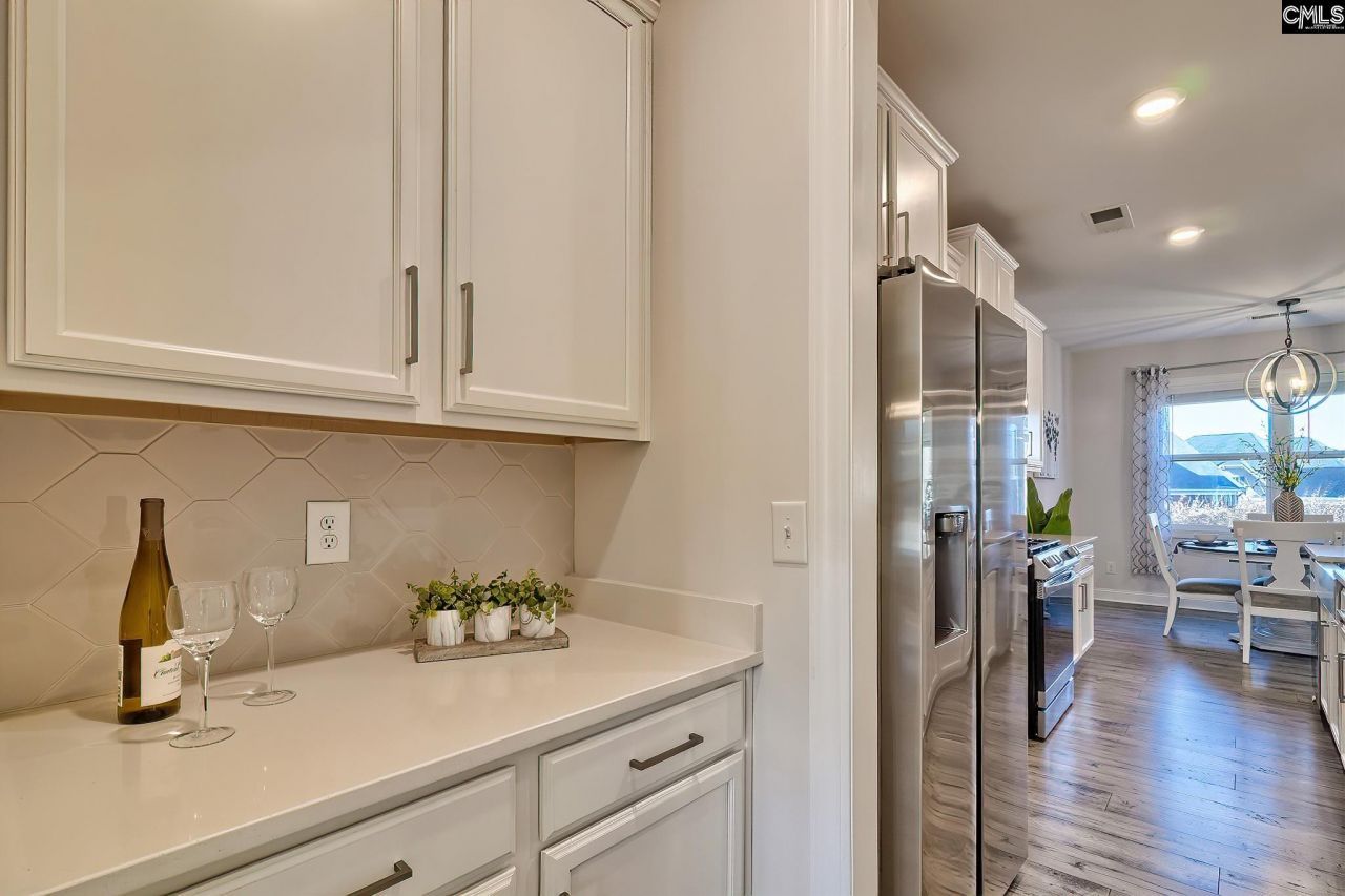 405 Litchfield Lane Photo 6