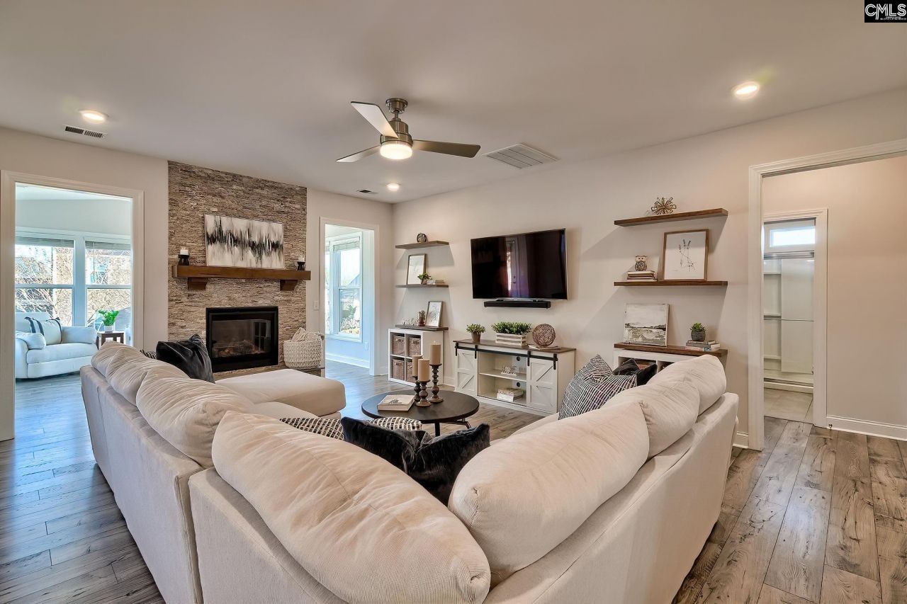 405 Litchfield Lane Photo 7