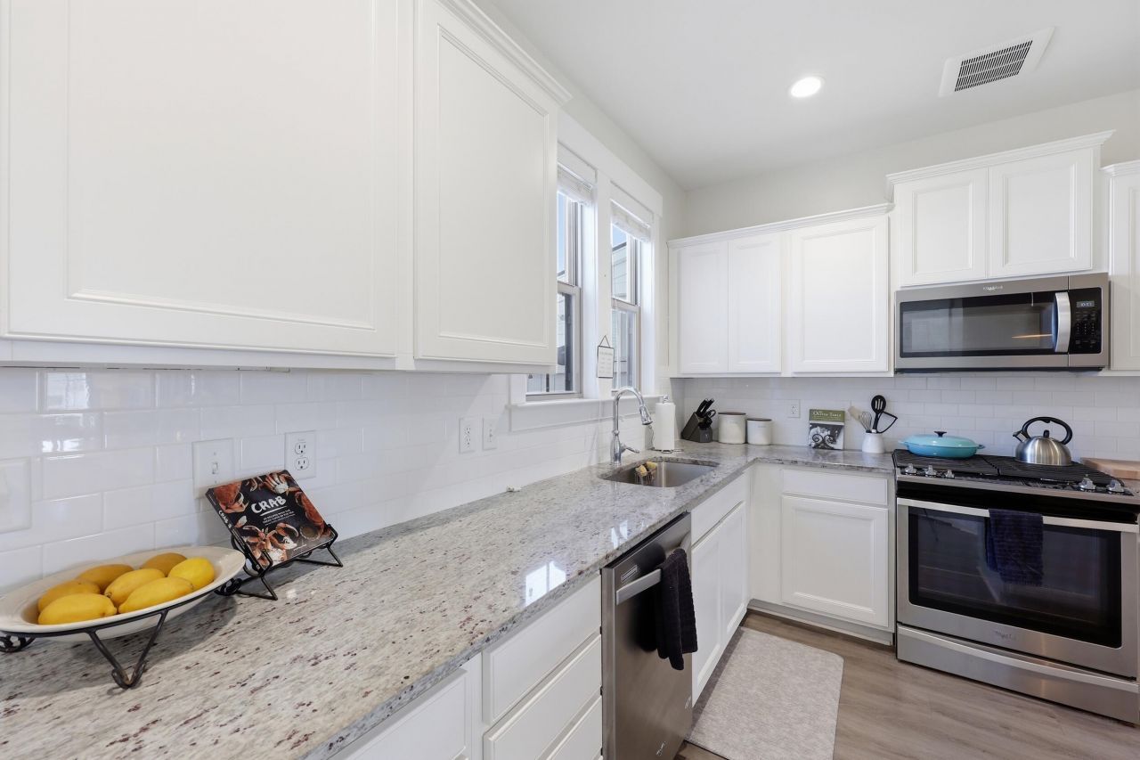 252 Oak Park Street Photo 10