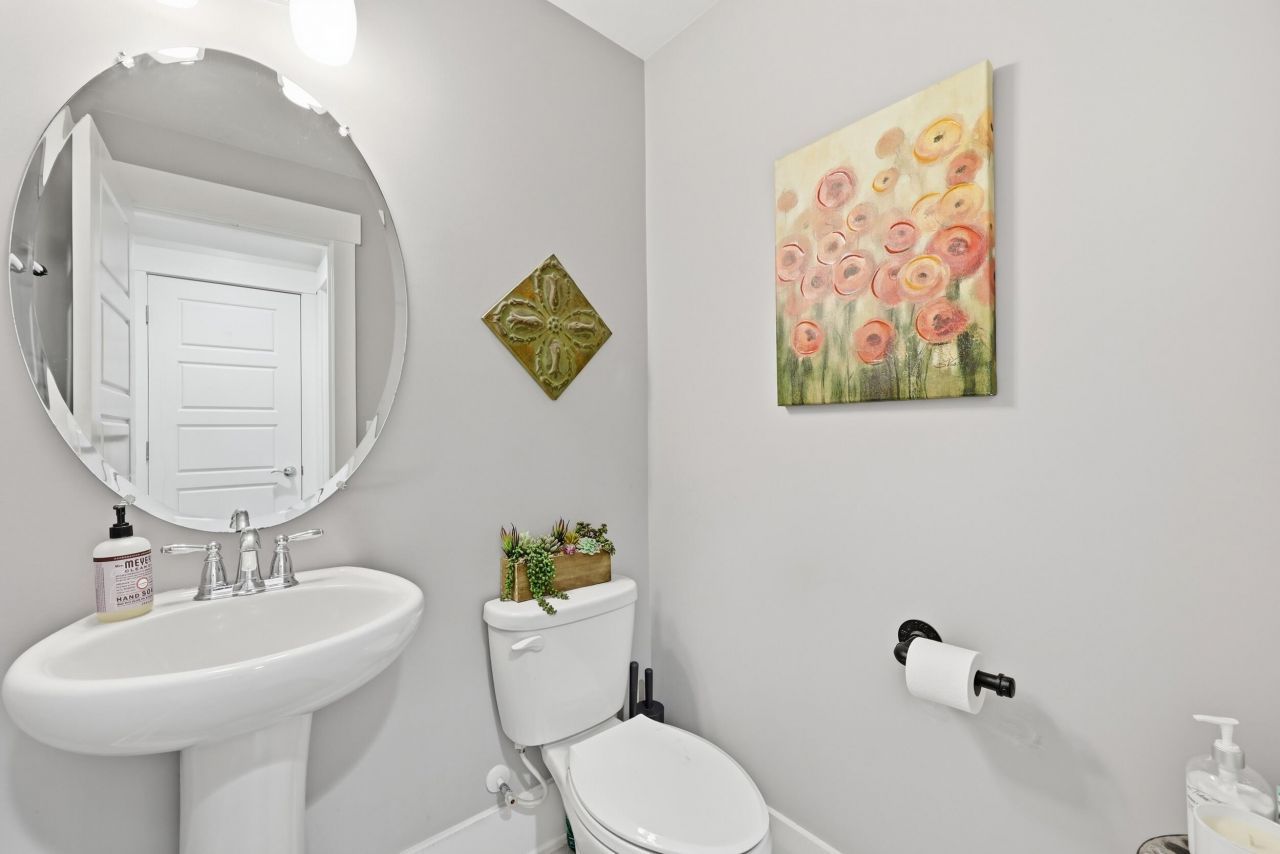 252 Oak Park Street Photo 14