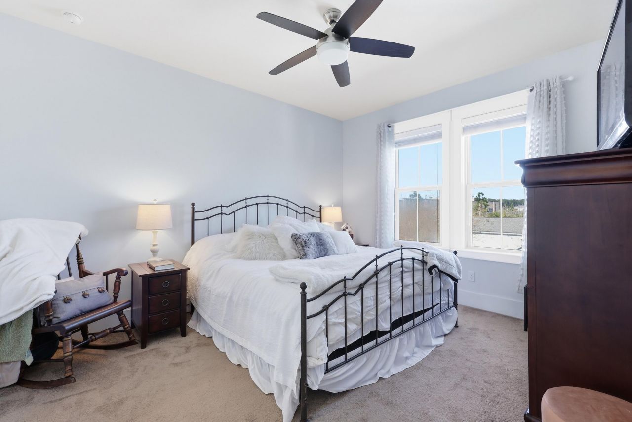 252 Oak Park Street Photo 15