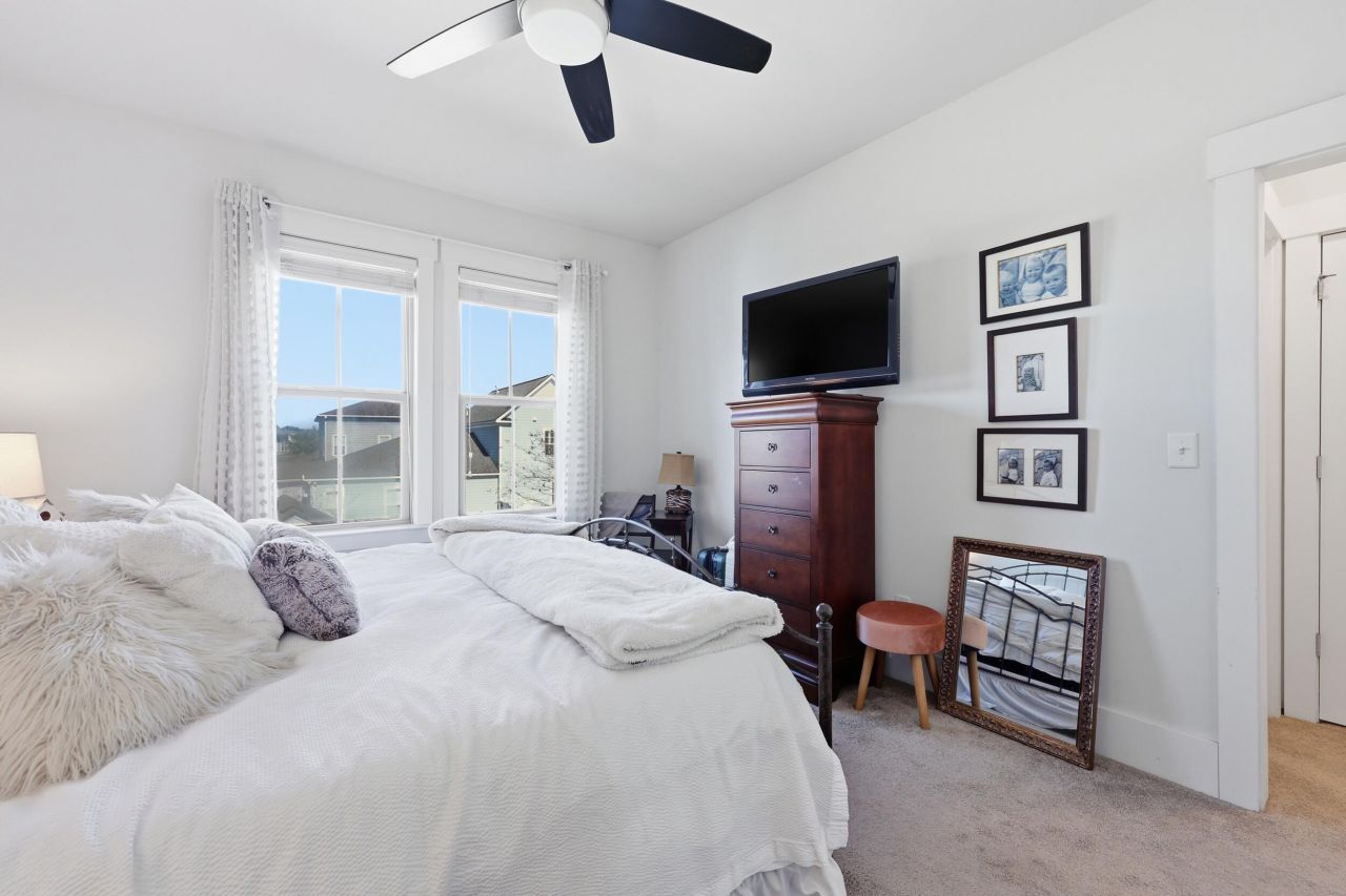 252 Oak Park Street Photo 17