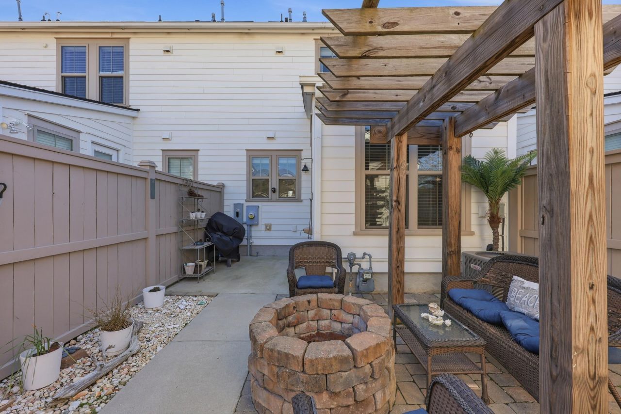 252 Oak Park Street Photo 24