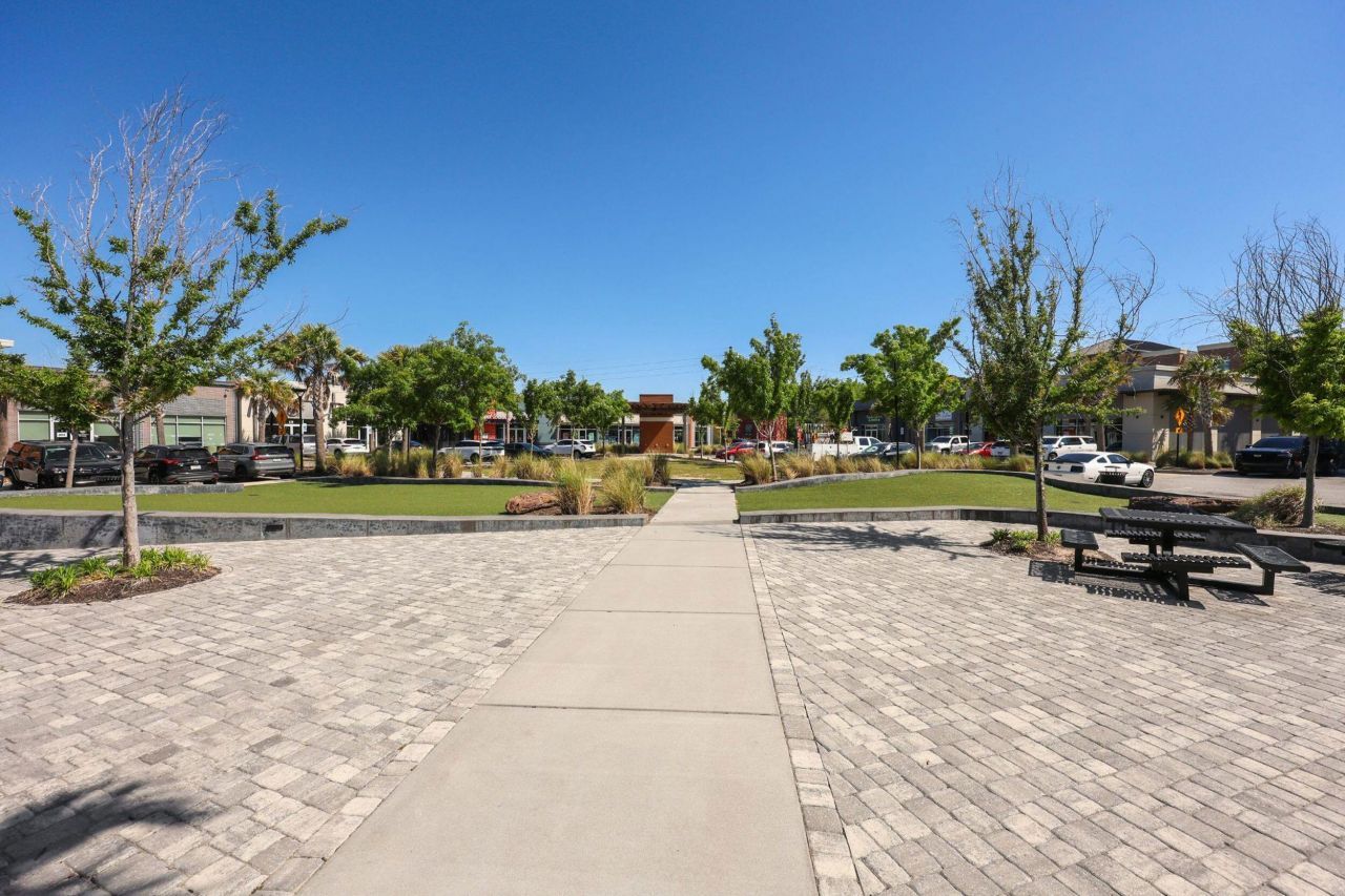 252 Oak Park Street Photo 34