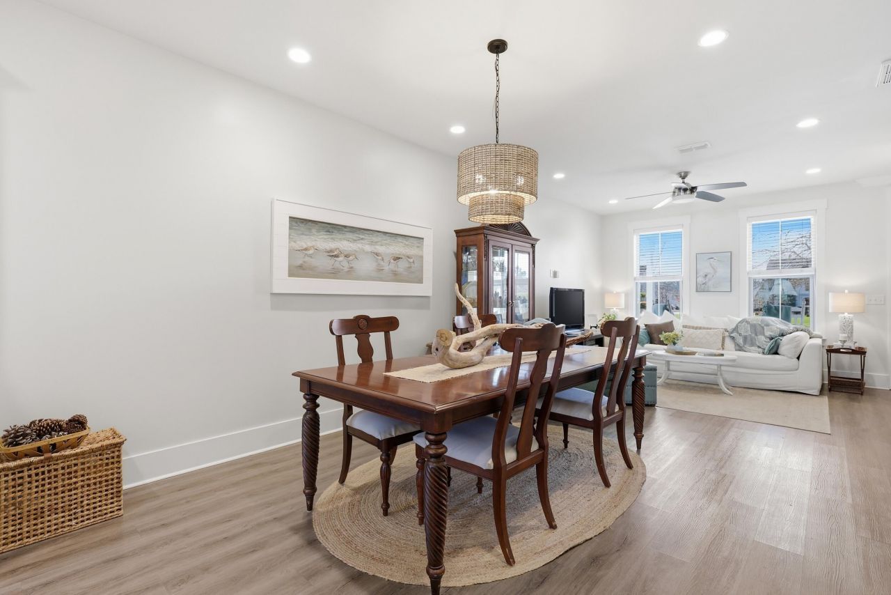 252 Oak Park Street Photo 7