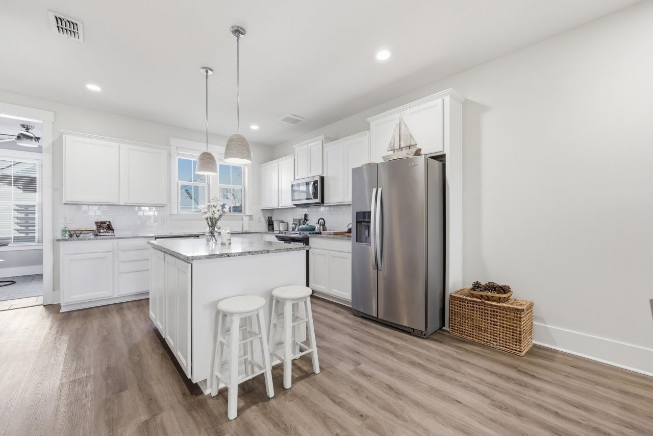 252 Oak Park Street Photo 8