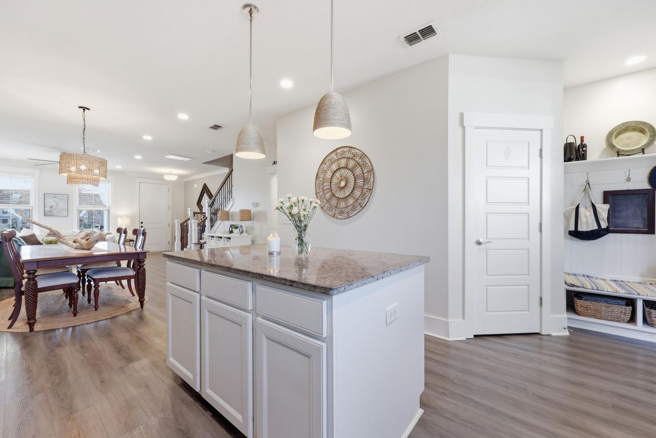 252 Oak Park Street Photo 9