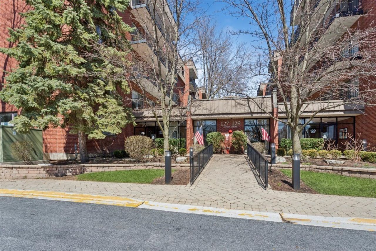 127 Acacia Circle, Unit 402, Indian Head Park, IL 60525 Main Photo