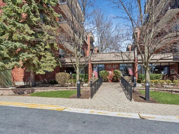 127 Acacia Circle, Unit 402, Indian Head Park, IL 60525