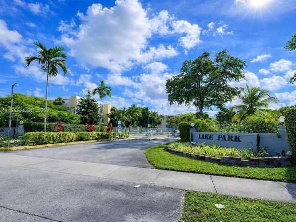 950 NE 199th St, Unit 2H, Miami, FL 33179