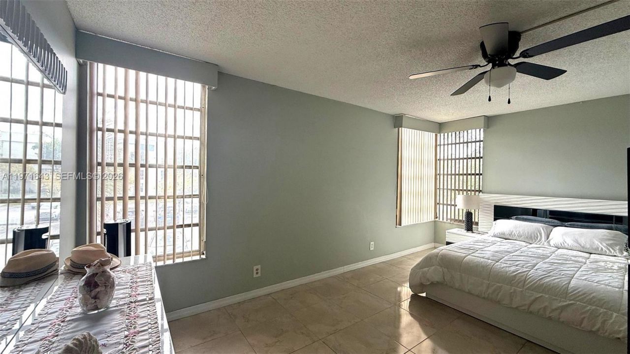 950 NE 199th St, Unit 2H, Miami, FL 33179 Photo