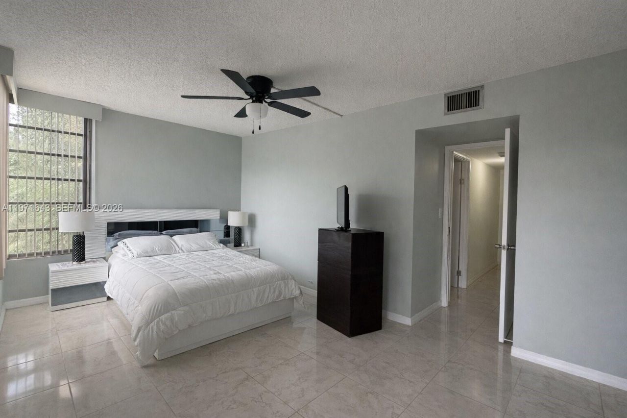 950 NE 199th St, Unit 2H, Miami, FL 33179 Photo