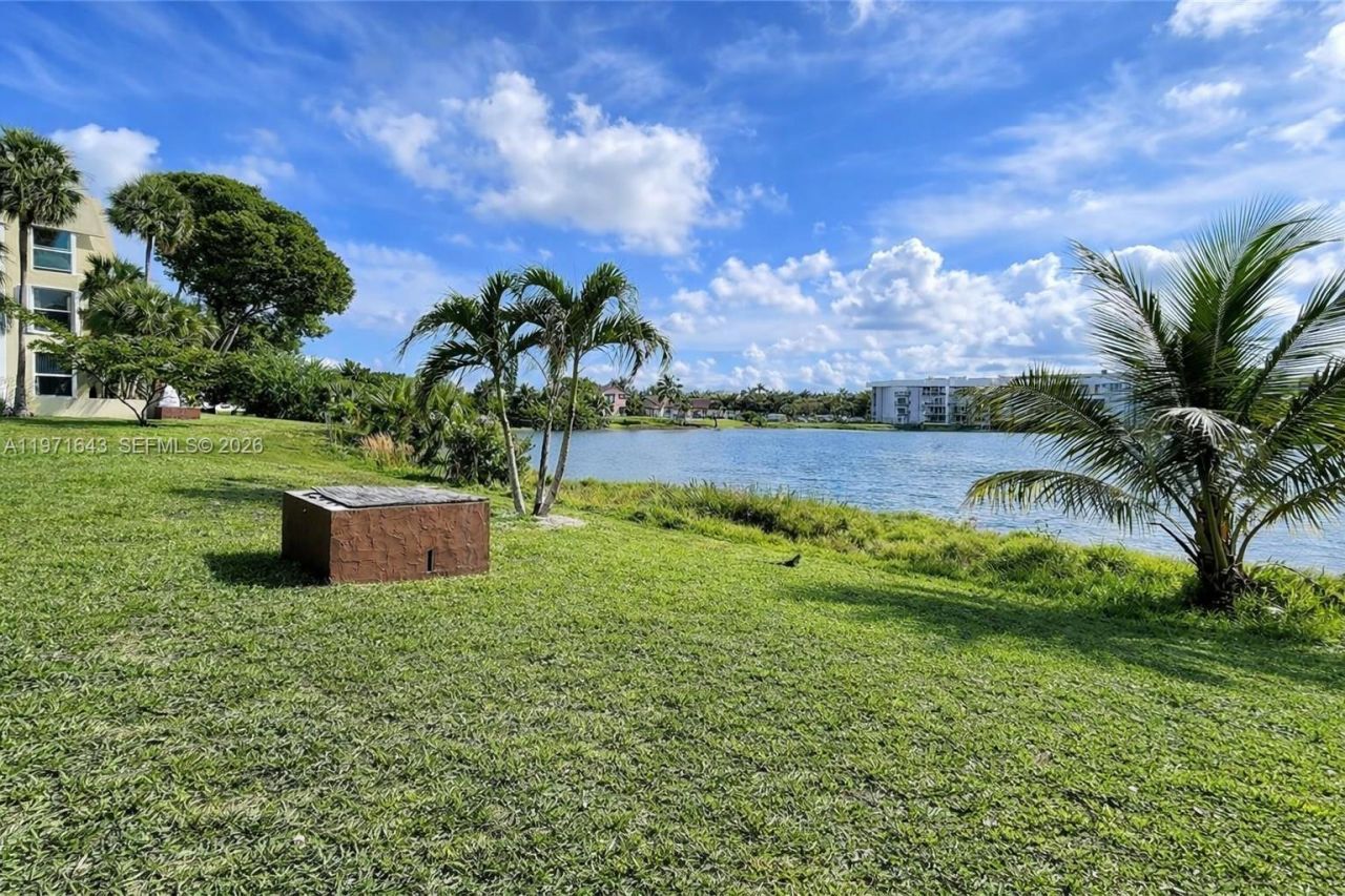 950 NE 199th St, Unit 2H, Miami, FL 33179 Photo