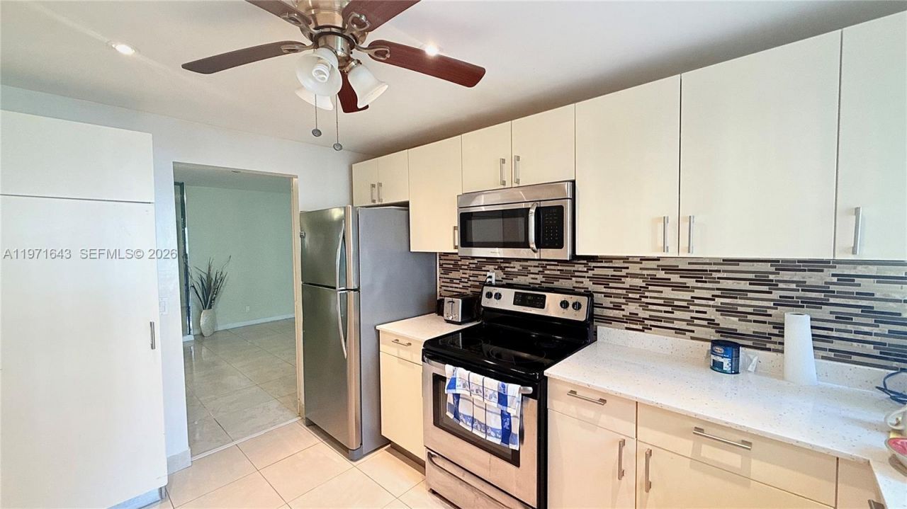 950 NE 199th St, Unit 2H, Miami, FL 33179 Photo