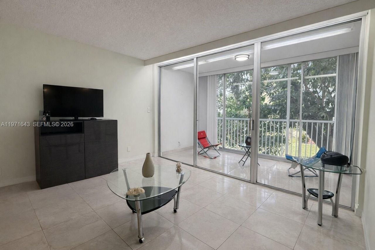 950 NE 199th St, Unit 2H, Miami, FL 33179 Photo