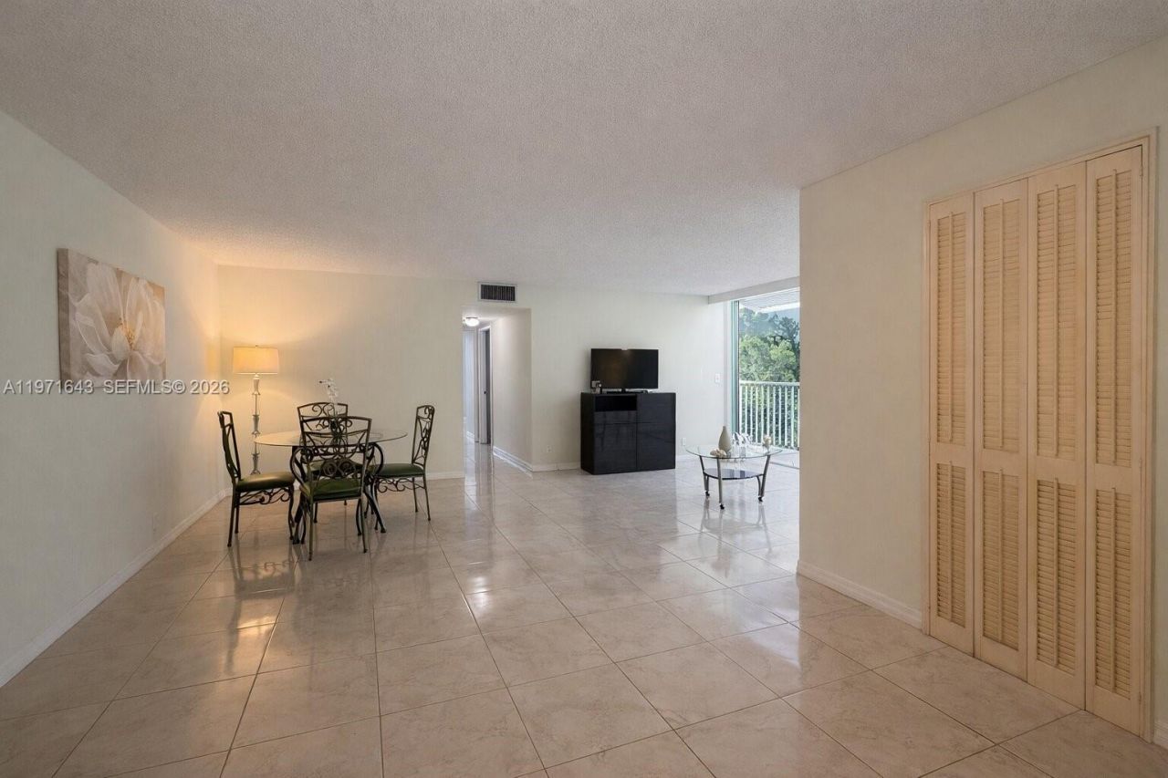 950 NE 199th St, Unit 2H, Miami, FL 33179 Photo