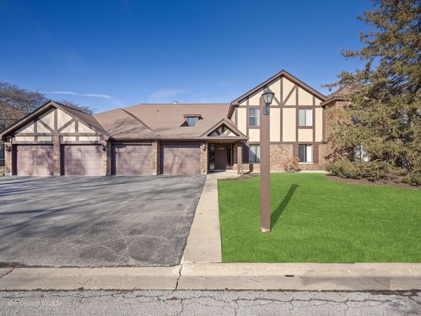 1705 Lakecliffe Drive, Unit D, Wheaton, IL 60189