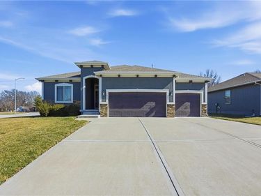 1013 NE Ravenwood Terrace, Lee's Summit, MO 64086